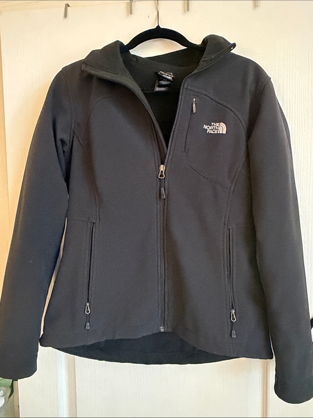 The North Face Women's Black Full-Zip Softshell Jacket